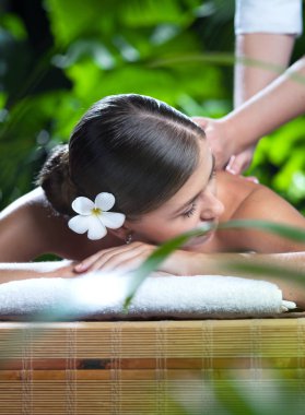 Kaplıca ortamında genç ve güzel bir kadının portresi.  