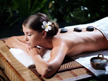 Kaplıca ortamında genç ve güzel bir kadının portresi