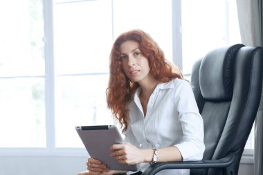 ofis ortamında genç güzel kadın portresi