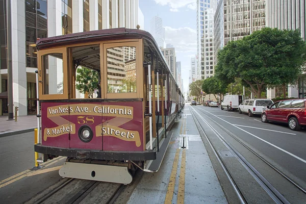 サンフランシスコで有名なヴァン アベニューの歴史的なケーブルカーの表示 — ストック写真