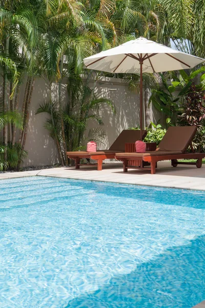 观热带游泳池 两把椅子和雨伞 — 图库照片