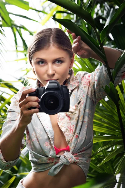 Portrét Pěkné Mladé Ženy Fotí Džungli — Stock fotografie