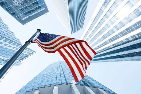 蓝色建筑背景的美国国旗观 — 图库照片