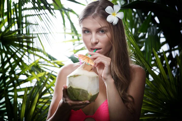 Retrato Bela Jovem Mulher Está Pendurado Selva Tropical — Fotografia de Stock