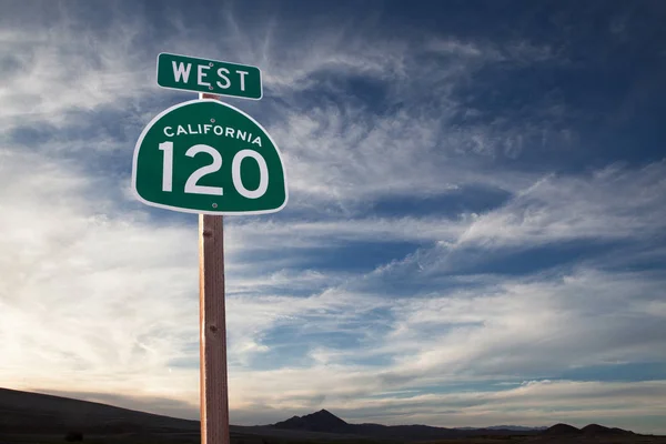 Panoramik Manzaralı Yol Işaret California Çölü — Stok fotoğraf