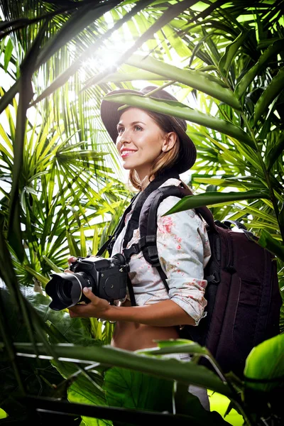 Retrato Bela Jovem Mulher Está Tirando Foto Selva — Fotografia de Stock