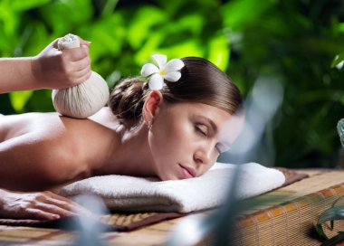 Kaplıca ortamında genç ve güzel bir kadının portresi.  