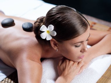 Kaplıca ortamında genç ve güzel bir kadının portresi