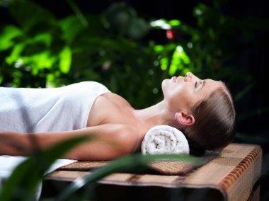 Kaplıca ortamında genç ve güzel bir kadının portresi.  