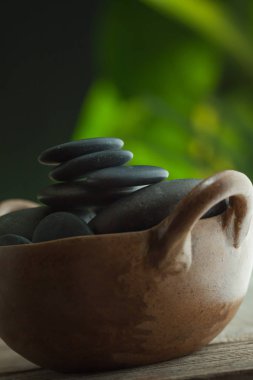 yeşil renk geri üzerinde gri spa lithotherapy taşlarla görünümü kadar kapatın