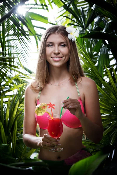 Portret Van Mooie Jonge Vrouw Hangt Tropische Jungle — Stockfoto