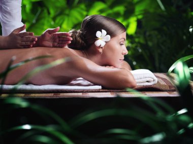 Kaplıca ortamında genç ve güzel bir kadının portresi.  