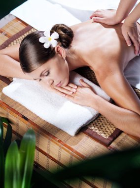 Kaplıca ortamında genç ve güzel bir kadının portresi.  