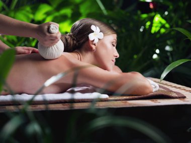 Kaplıca ortamında genç ve güzel bir kadının portresi.  