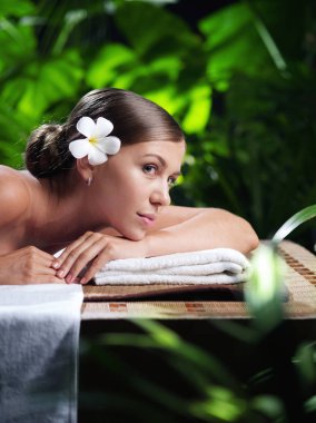 Kaplıca ortamında genç ve güzel bir kadının portresi.  