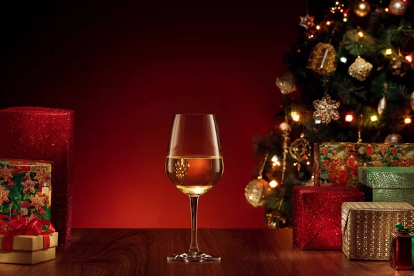 バックの色に白のスパーク リング ワインとガラスのビューをクローズ アップ — ストック写真