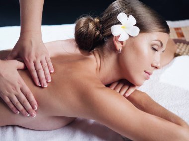 Kaplıca ortamında genç ve güzel bir kadının portresi.  