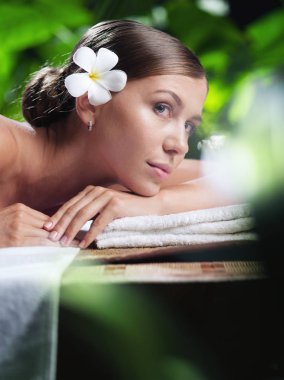 Kaplıca ortamında genç ve güzel bir kadının portresi.  