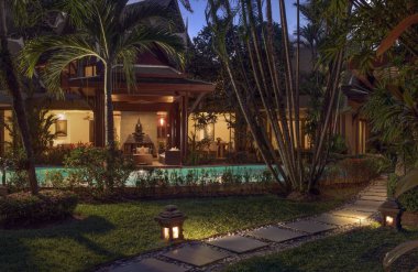 dusk sırasında güzel modern villa görünümünü 