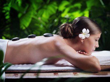 Kaplıca ortamında genç ve güzel bir kadının portresi.  