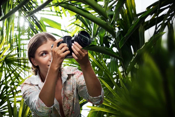 Portrait Belle Jeune Femme Prend Des Photos Dans Jungle — Photo