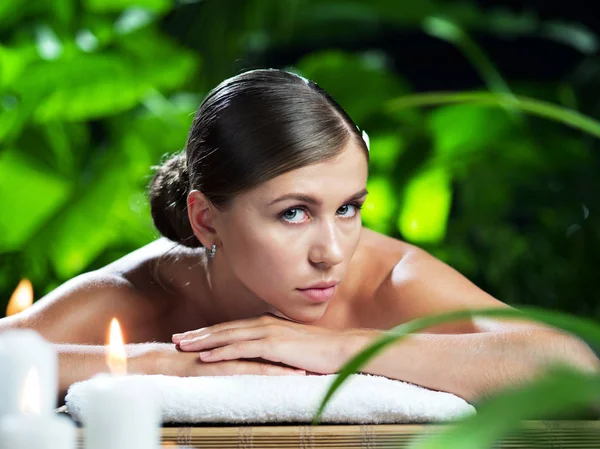 Retrato Jovem Mulher Bonita Ambiente Spa — Fotografia de Stock