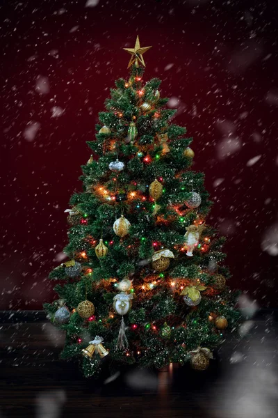 Άποψη Του Ωραία Διακοσμημένο Χριστουγεννιάτικο Δέντρο Στο Βαθύ Κόκκινο Πίσω — Φωτογραφία Αρχείου