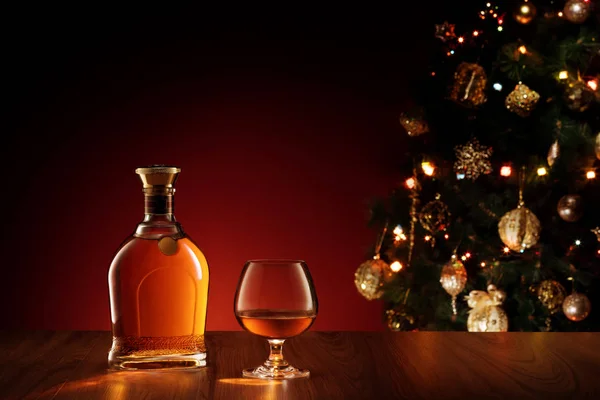 Nahaufnahme Von Glas Mit Whiskey Auf Farbrückseite — Stockfoto