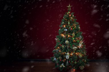 güzel görünümünü derin kırmızı Noel ağacına geri dekore edilmiş