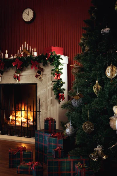 크리스마스 트리와 벽난로등으로 선물들의 — 스톡 사진