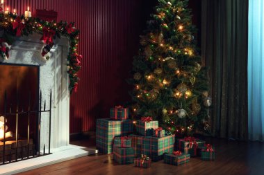 güzel beyaz Noel görünümünü dekore edilmiş şömine ve Noel ağacı