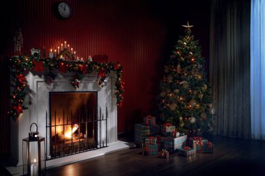 güzel beyaz Noel görünümünü dekore edilmiş şömine ve Noel ağacı