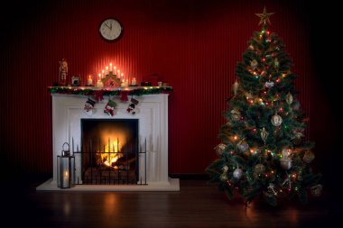 güzel beyaz Noel görünümünü dekore edilmiş şömine ve Noel ağacı