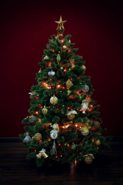 güzel görünümünü derin kırmızı Noel ağacına geri dekore edilmiş
