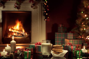 Bir bardak sütün, kurabiyelerin arka plandaki rengini kapat