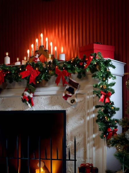 Vista Bel Caminetto Bianco Decorato Natale Con Fuoco Esso — Foto Stock