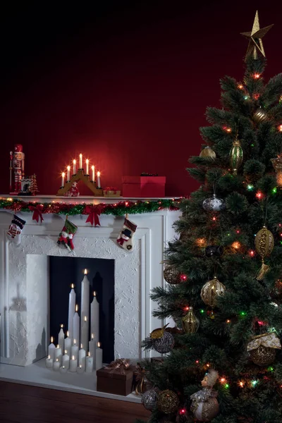 Vue Belle Cheminée Blanche Décorée Noël Avec Des Bougies Dedans — Photo