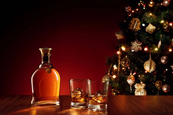 Nahaufnahme Von Glas Mit Whiskey Auf Farbrückseite — Stockfoto