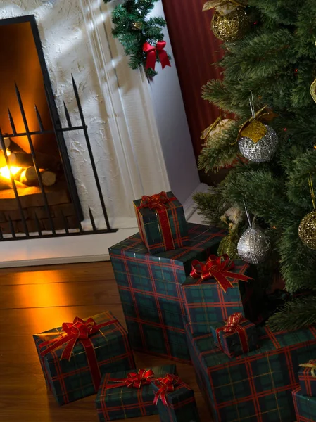 Vista Regalos Envueltos Chimenea Con Árbol Navidad Parte Posterior —  Fotos de Stock