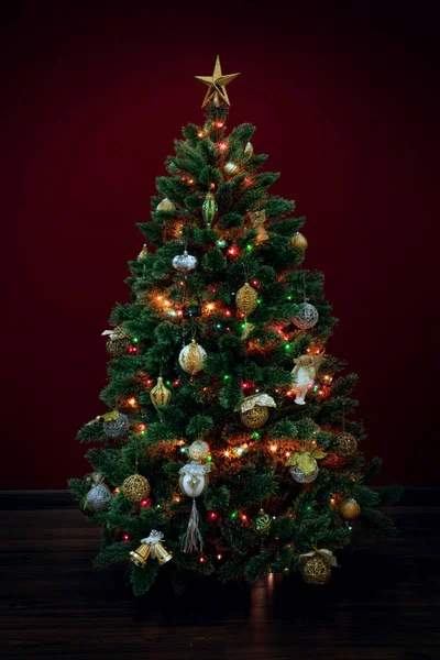 View Nice Decorated Christmas Tree Deep Red Back — Stock Photo, Image