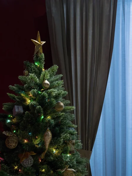 Részlet Szép Díszített Karácsonyfa Téli Ablak Hát — Stock Fotó