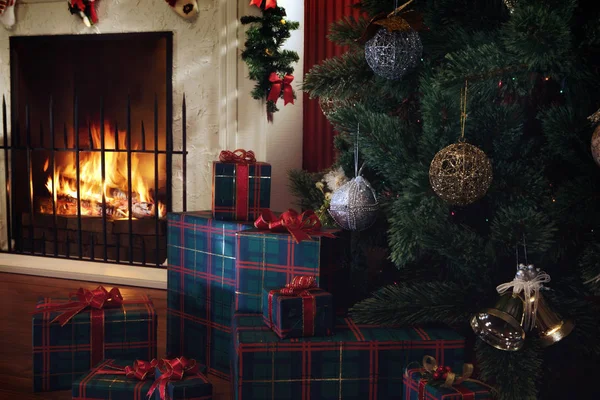 뒷면에 래핑된 선물과 크리스마스 트리와 벽난로의 — 스톡 사진