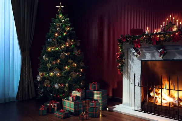 Güzel Beyaz Noel Görünümünü Dekore Edilmiş Şömine Noel Ağacı — Stok fotoğraf