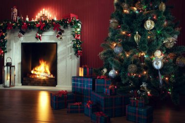 güzel beyaz Noel görünümünü dekore edilmiş şömine ve Noel ağacı