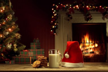 Bir bardak sütün, kurabiyelerin arka plandaki rengini kapat