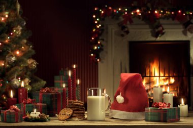 Bir bardak sütün, kurabiyelerin arka plandaki rengini kapat