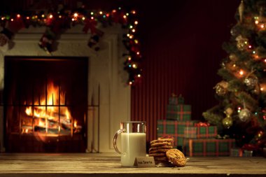 Bir bardak sütün, kurabiyelerin arka plandaki rengini kapat