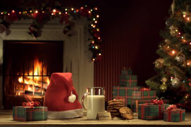 Bir bardak sütün, kurabiyelerin arka plandaki rengini kapat