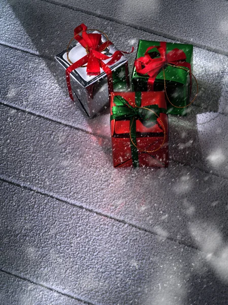 Nahaufnahme Von Geschenkboxen Auf Schneebedeckter Holzrückseite — Stockfoto