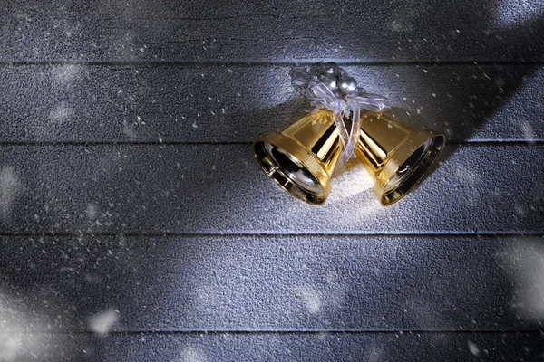 Close Van Twee Gouden Bellen Snowbound Houten Terug — Stockfoto